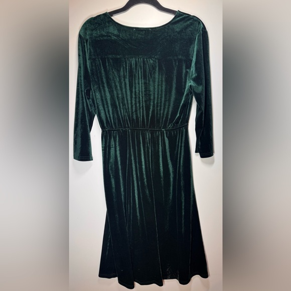 NWT- Elegant Green Velvet Dress- Size Medium - Picture 2 of 5